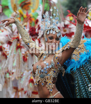 Eine Tänzerin nimmt dieses Jahr am Notting Hill Carnival in London Teil. Stockfoto