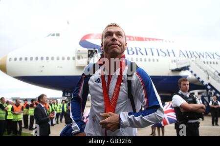 Der dreifache Goldmedaillengewinnerin Chris Hoy verlässt das Flugzeug mit dem britischen Olympia-Team am Flughafen Heathrow, nachdem er von den Olympischen Spielen in Peking, China, zurückgekehrt ist. Stockfoto