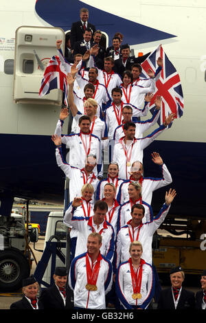 Die britischen Olympiasieger (von links unten nach rechts) Chris Hoy, Rebecca Adlington, Steve Williams, Ben Ainslie, Sarah Ayton, Sarah Webb, Pippa Wilson, Jamie Staff, Victoria Pendleton, Tim Brabants, Pete Reed, Tom James, Andrew Triggs-Hodge, Paul Manning, Zac Purchase, Mark Hunter, James Degale, Rebecca Romero, Andrew Simpson, Paul Goodison und Iain Percy am Flughafen Heathrow in London. Stockfoto