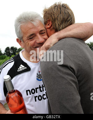 (Von links nach rechts) David Ginola, ehemaliger Fußballspieler von France and Newcastle United, begrüßt seinen ehemaligen Manager Kevin Keegan auf dem Trainingsgelände von Newcastle in Longbenton in Newcastle, um ihm eine Flasche Ginola-eigenen Wein Coste Brulade zu schenken, der heute in Großbritannien auf den Markt kommt. Stockfoto