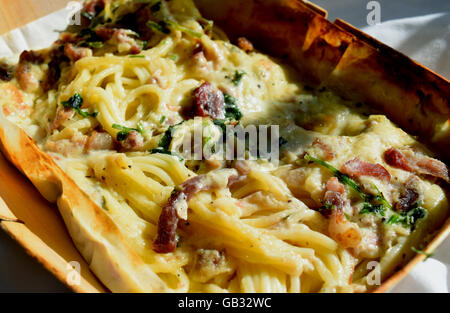 Frisch gebackene Spaghetti Carbonara Pasta serviert in einer Holzkiste Stockfoto