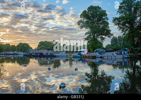 Stratford-upon-Avon River Festival mit verschiedenen Flussschiffe in bunten Wimpelketten geschmückt Stockfoto