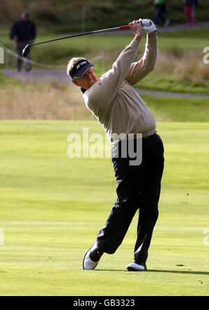 Der schottische Colin Montgomerie am 12. Während des zweiten Rundes der Johnnie Walker Championship in Gleneagles, Perthshire. Stockfoto