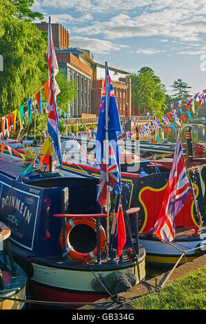 Stratford-upon-Avon mit verschiedenen Flussbooten, die vor dem jährlichen Flussfestival in bunten Bunt geschmückt sind Stockfoto