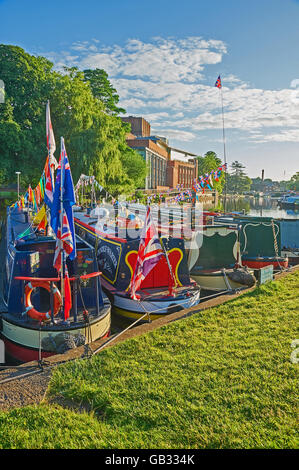 Stratford-upon-Avon mit verschiedenen Flussbooten, die vor dem jährlichen Flussfestival in bunten Bunt geschmückt sind Stockfoto