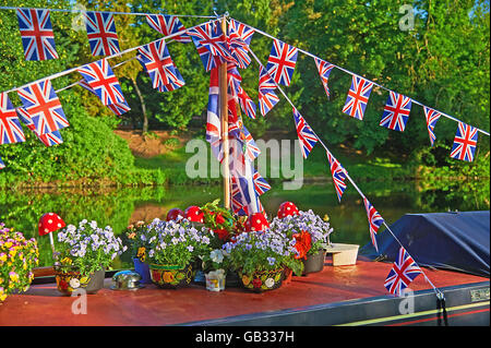 Stratford-upon-Avon mit verschiedenen Flussbooten, die vor dem jährlichen Flussfestival in bunten Bunt geschmückt sind Stockfoto