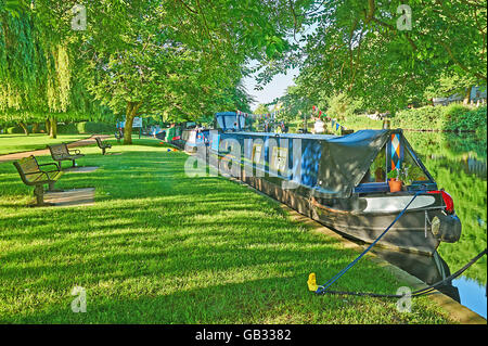 Stratford-upon-Avon mit verschiedenen Flussbooten, die vor dem jährlichen Flussfestival in bunten Bunt geschmückt sind Stockfoto