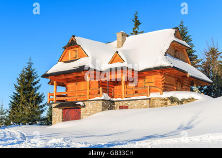 Berghaus mit Neuschnee in Gorce Bergen bedeckt, in der Wintersaison, Polen Stockfoto