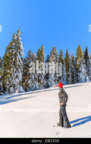 Junge Frau Tourist am Winterwanderweg in Gorce Gebirge, Polen Stockfoto