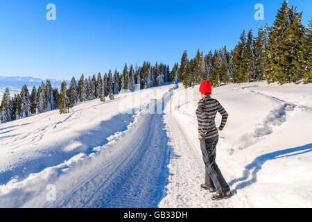 Junge Frau touristischen stehend auf Winterdienst in Gorce Gebirge, Polen Stockfoto