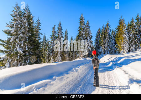 Junge Frau Tourist am Winterwanderweg in Gorce Gebirge, Polen Stockfoto