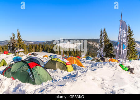 GORCE Gebirge, Polen - 14. Februar 2015: bunte Zelte des Winterlagers Turbacz Unterschlupf in der Nähe. Jeden Februar Touristen Lear Stockfoto