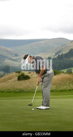 Lee Westwood, Englands Anwärter, wird während der zweiten Runde der Johnnie Walker Championship in Gleneagles, Perthshire, auf das 3. Grün gesetzt. Stockfoto