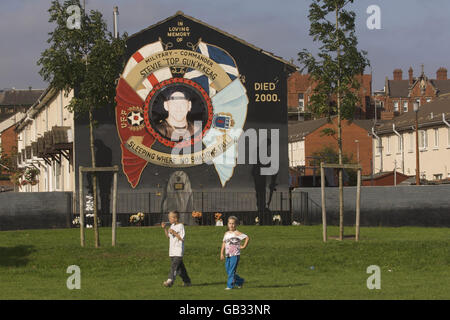 Politische Wandmalereien auf dem Lower Shankill Estate in Belfast, von denen einige bereits fertig übermalt wurden, andere mit paramilitärischen Symbolen werden in den nächsten Tagen übermalt. Stockfoto