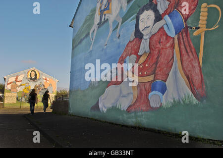 Politische Wandmalereien auf dem Lower Shankill Estate in Belfast, von denen einige bereits fertig übermalt wurden, andere mit paramilitärischen Symbolen werden in den nächsten Tagen übermalt. Stockfoto