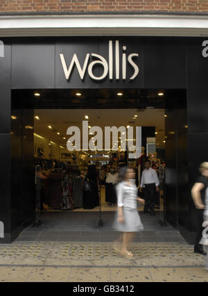 Geschäfte in der Oxford Street. Allgemeine Ansicht von Käufern, die an einem Wallis-Geschäft in der Oxford Street in London vorbeigehen. Stockfoto