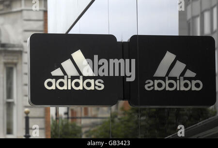 Geschäfte in der Oxford Street. Gesamtansicht eines Adidas-Ladenzeichens auf der Oxford Street in London. Stockfoto