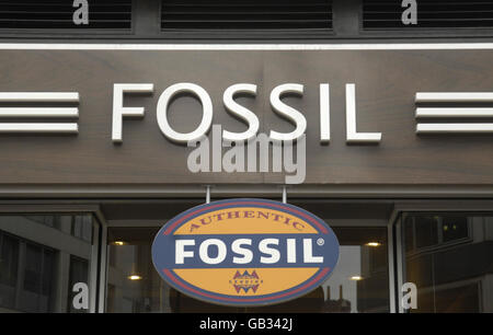 Geschäfte in der Oxford Street. Gesamtansicht eines Fossil-Geschäfts in der Oxford Street in London. Stockfoto