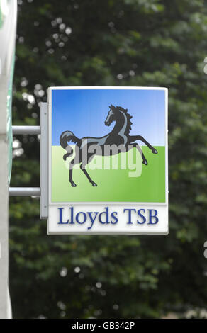 Gesamtansicht eines Lloyds TSB-Bankschildes auf der Oxford Street in London. Stockfoto