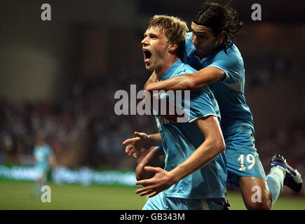 Pavel Pogrebnyak von Zenit St. Petersburg feiert mit Miguel Danny, nachdem er beim Super Cup im Stade Louis II, Monaco, das Eröffnungstreffer gegen Manchester United erzielt hatte. Stockfoto