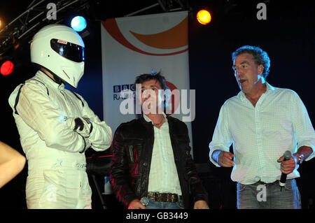 The Stig (links), Richard Hammond (Mitte) und Jeremy Clarkson vom TV-Programm Top Gear bei der Einschaltzeremonie für die Blackpool Illuminations. Stockfoto