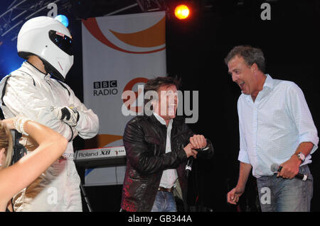 The Stig (links), Richard Hammond (Mitte) und Jeremy Clarkson vom TV-Programm Top Gear bei der Einschaltzeremonie für die Blackpool Illuminations. Stockfoto