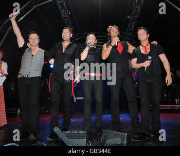 Irische Gruppe Boyzone unterhalten die Massen bei der Einschaltzeremonie für die Blackpool Illuminations. Stockfoto