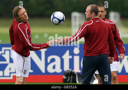 Jimmy Bullard (links) des neuen Englands Fulham mit Wayne Rooney und Joe Cole (rechts) während einer Trainingseinheit in London Colney in Hertfordshire. Stockfoto