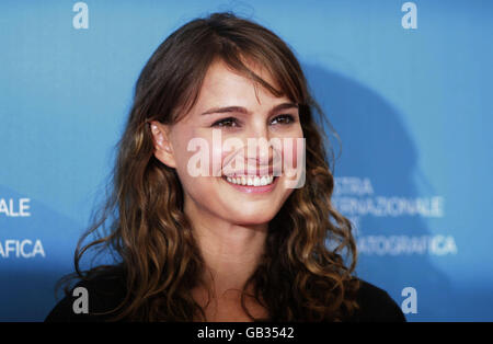 AP-AUSGANG. Natalie Portman besucht eine Fotoschau für ihren Kurzfilm "Eve" im Palazzo del Casino am Lido von Venedig, Italien, während der 65. Filmfestspiele von Venedig. Stockfoto