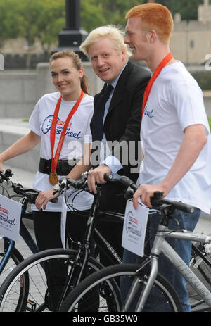 Der Londoner Bürgermeister Boris Johnson (Mitte) nimmt an einer Fotoveranstaltung mit den olympischen Goldmedaillen-Radfahrern Victoria Pendleton und Ed Clancy Teil, um die Londoner zu ermutigen, sich für das Sky Sports London Freilauf-Event am 21. September anzumelden. Stockfoto