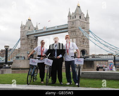 Der Londoner Bürgermeister Boris Johnson (Mitte) nimmt an einer Fotoveranstaltung mit den olympischen Goldmedaillen-Radfahrern Victoria Pendleton und Ed Clancy Teil, um die Londoner zu ermutigen, sich für das Sky Sports London Freilauf-Event am 21. September anzumelden. Stockfoto