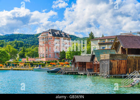 Wörthersee LAKE, Österreich - 20. Juni 2015: Luxus Hotel Astoria am Ufer des wunderschönen alpinen See Wörthersee im Sommer. Dies ist mo Stockfoto