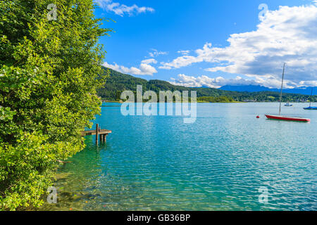 Blick auf den Wörthersee See im Sommerlandschaft der Alpen, Österreich Stockfoto