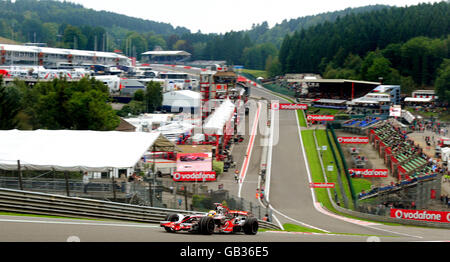 McLaren Mercedes' Lewis Hamilton aus Großbritannien beim zweiten Training des Formel 1 ING Belgian Grand Prix in Spa Francorchamps, Belgien. Stockfoto