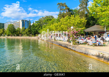 Wörthersee LAKE, Österreich - 20. Juni 2015: Leute sitzen an Tischen Wörthersee Seeufer entlang während der Sommer-Bier-Festival. Stockfoto