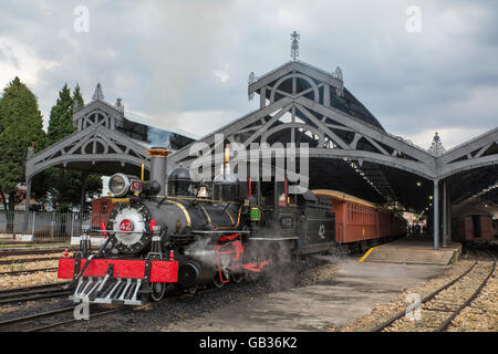 Alten kann Rauchen Zug Parken am Bahnhof, eine koloniale Unesco-Welt-gen, São João del Rey, Tiradentes, Minas Gerais, Brasilien Stockfoto