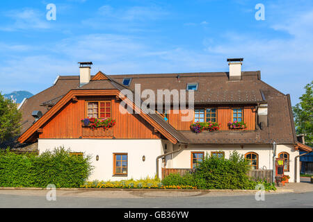 Traditionelle österreichische Haus in Landschaft Gegend von Weißensee, Österreich Stockfoto