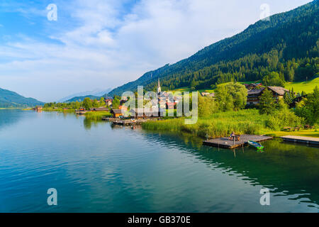 Blick auf schöne alpine den Weissensee in Sommerlandschaft, Österreich Stockfoto