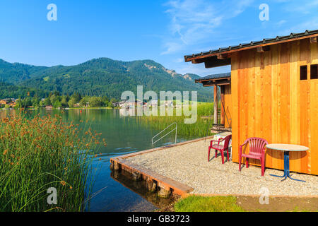 Holzboot-Haus am Ufer des Weissensee Alpensee in Sommerlandschaft, Österreich Stockfoto