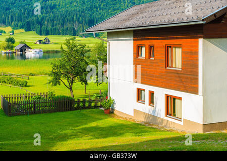 Traditionelle alpine Haus im kleinen Dorf am Ufer des Weißensee, Österreich Stockfoto