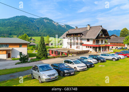 WEIßENSEE, Österreich - 6. Juli 2015: Blick auf Gästehaus am Ufer des Weißensee in Sommerlandschaft Carinthia Land, A Stockfoto