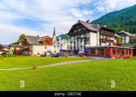 Pensionen am Ufer des Weißensee in Sommerlandschaft Carinthia Land, Österreich Stockfoto