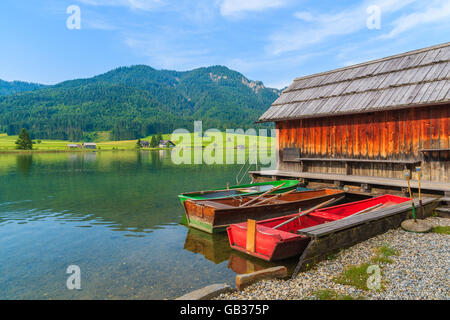 Angelboote/Fischerboote und Holzhäuser am Ufer des Weißensee in Sommerlandschaft Carinthia Land, Österreich Stockfoto