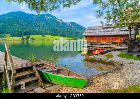 Angelboote/Fischerboote und Holzhäuser am Ufer des Weißensee in Sommerlandschaft Carinthia Land, Österreich Stockfoto