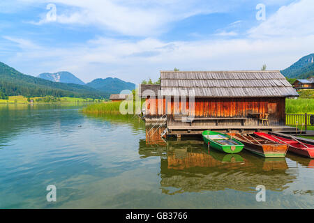 Angelboote/Fischerboote und Holzhäuser am Ufer des Weißensee in Sommerlandschaft Carinthia Land, Österreich Stockfoto