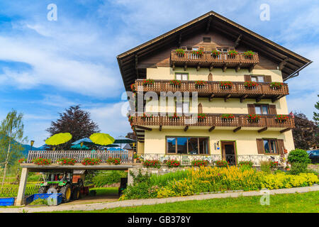 WEIßENSEE, Österreich - 6. Juli 2015: Typische alpine Gästehaus auf der grünen Wiese im Sommerlandschaft von Weißensee, Austr Stockfoto