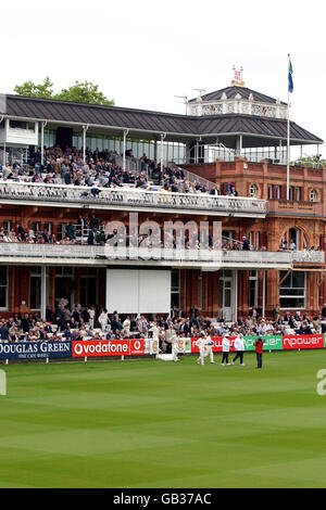 Cricket - npower Second Test - England gegen Südafrika - Tag zwei - Lords. Der englische Kapitän Michael Vaughan führt das Team zum Start des zweiten Tages an Stockfoto