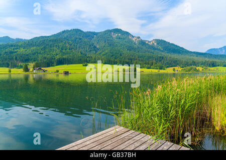 Blick auf schöne Weißensee im Sommerlandschaft der Alpen, Österreich Stockfoto