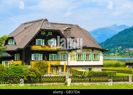 WEIßENSEE, Österreich - 6. Juli 2015: Typische alpine Gästehaus auf der grünen Wiese im Sommerlandschaft von Weißensee, Austr Stockfoto