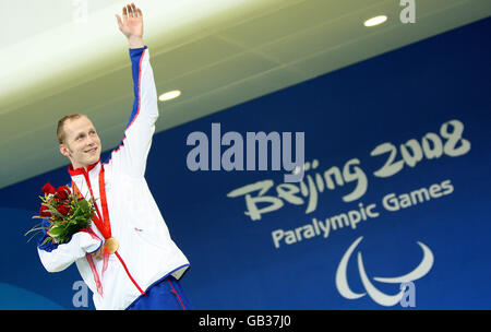 Der britische Schwimmer Sascha Kindred feiert den Goldsieg beim 100-M-Breaststroke SB7 der Männer im National Aquatics Center bei den Paralympischen Spielen 2008 in Peking, China. Stockfoto